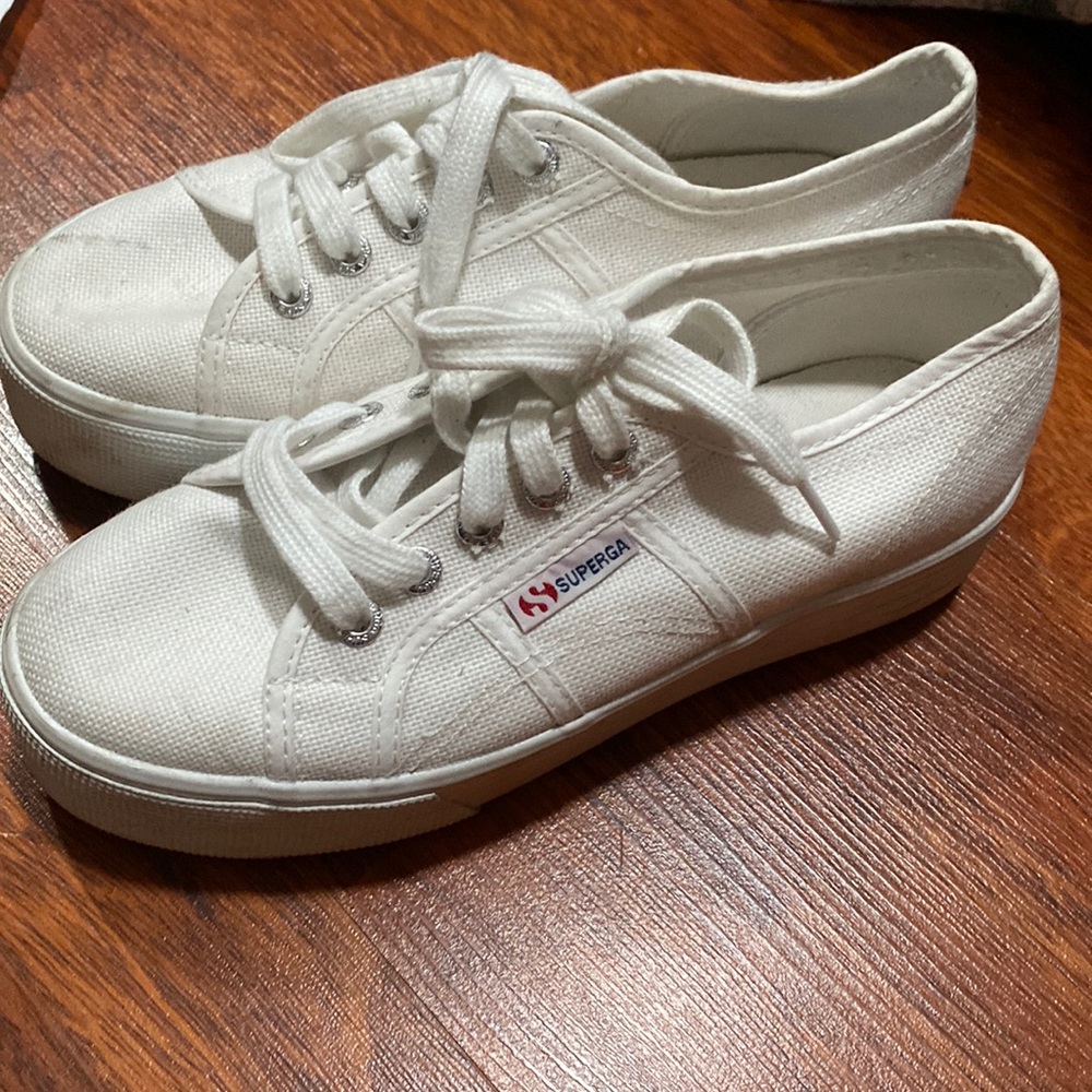 White platform supergas